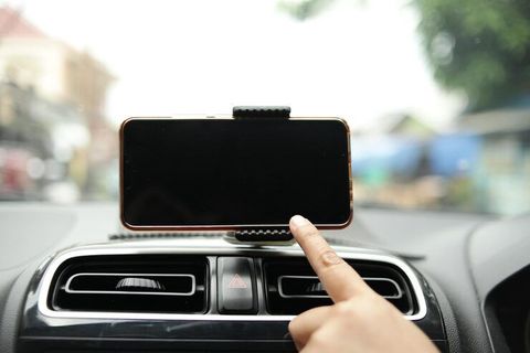 Learn the Basics of Car Mobile Holders Types and Safety Tips for Everyday Use